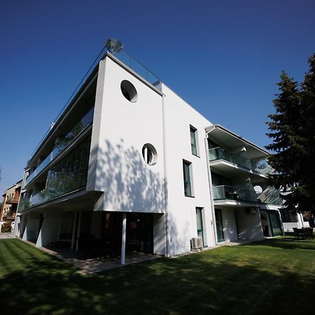 Villa Bauhaus Penthouse Wellness Apartman Шіофок Екстер'єр фото