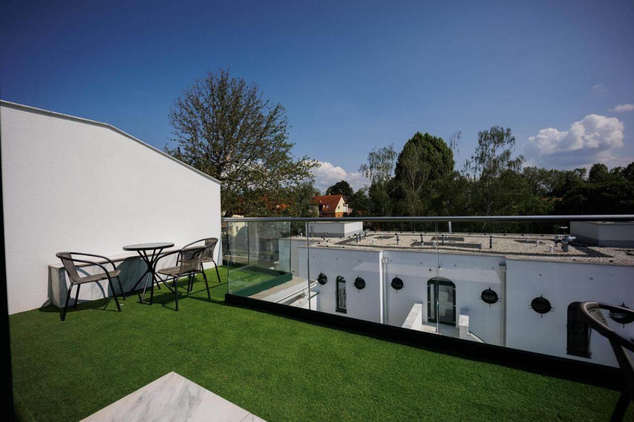 Villa Bauhaus Penthouse Wellness Apartman Шіофок Екстер'єр фото