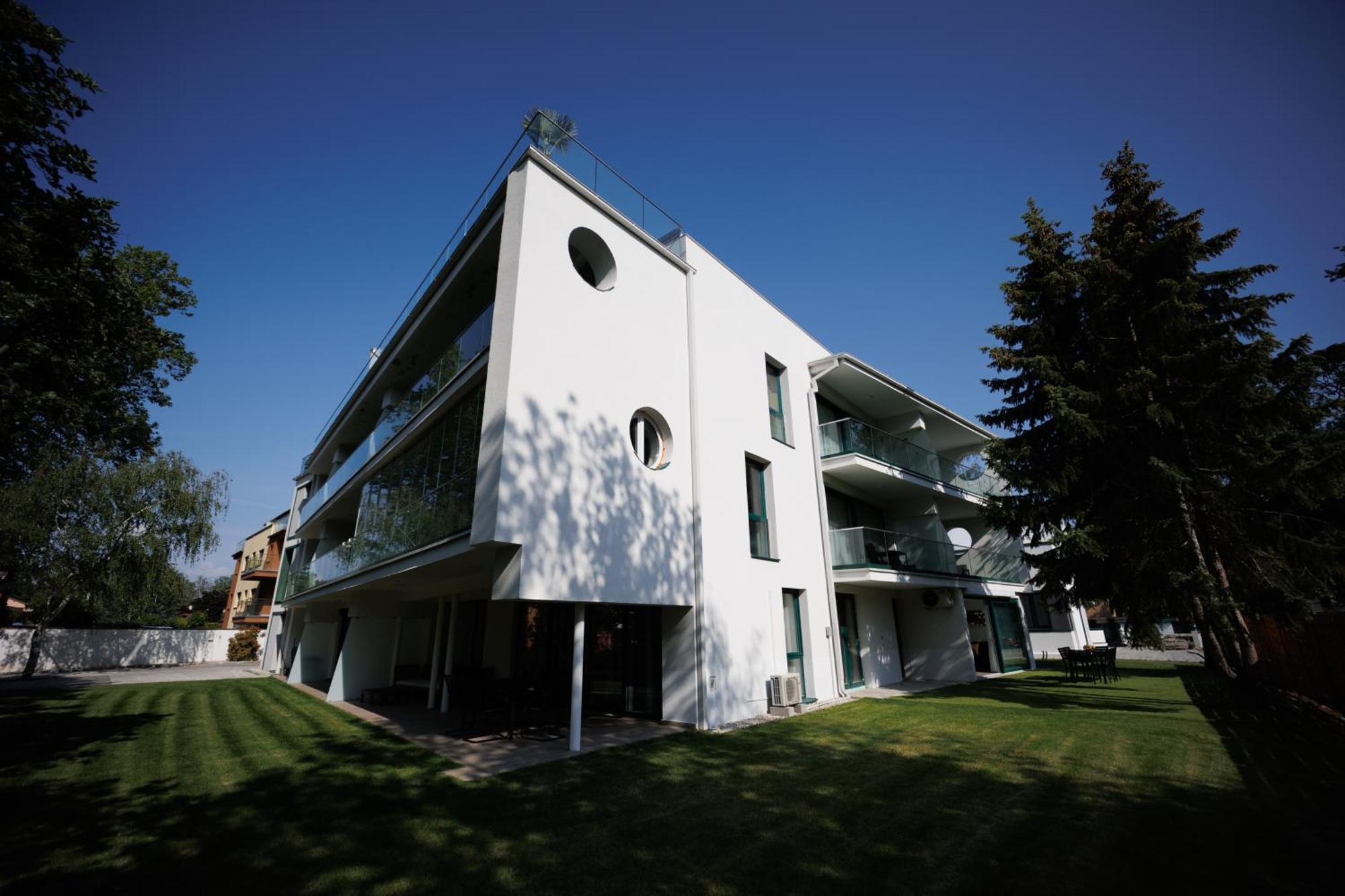 Villa Bauhaus Penthouse Wellness Apartman Шіофок Екстер'єр фото